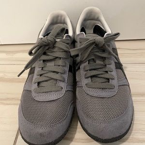 Onitsuka tiger ultimate 81 grey with black size 7w